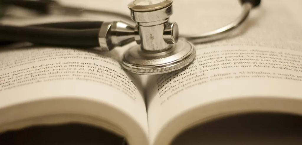 Gesundheitskarte mit Kugelschreiber und Stethoskop